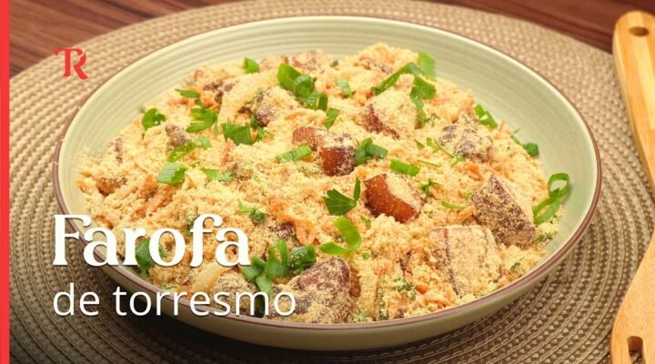 Como fazer farofa com torresmo fácil e deliciosa. Você vai se surpreender com o sabor!