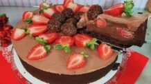 Receitas Deliciosas TORTA TENTAÇÃO DE CHOCOLATE COM MORANGO – SOBREMESA ESPECIAL PARA O SEU NATAL